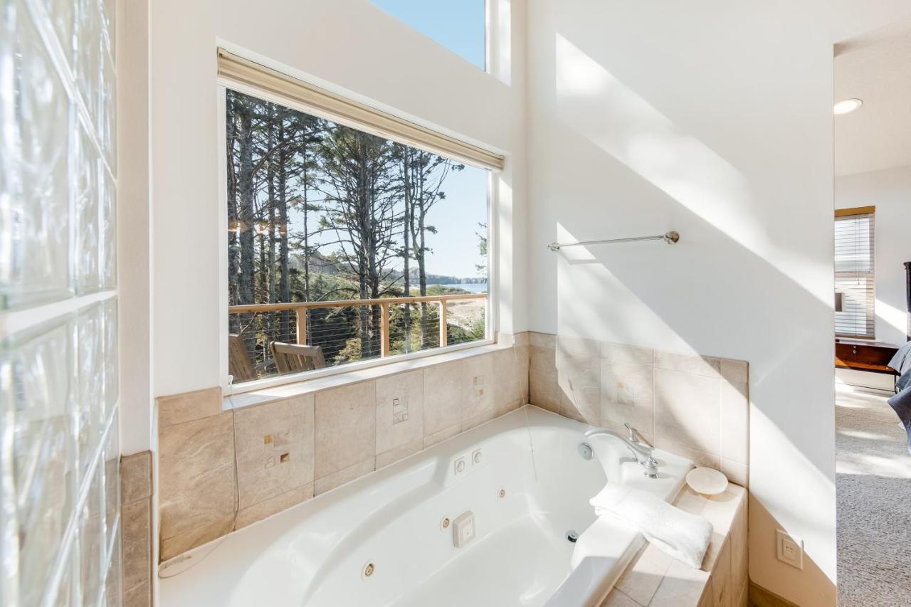 Yaquina Lighthouse View Beach Home Нюпорт Екстериор снимка